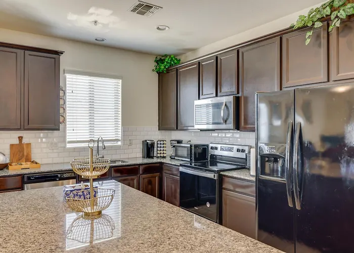 Holiday home 7 Mi To Dtwn: Spacious W/ Patio Phoenix