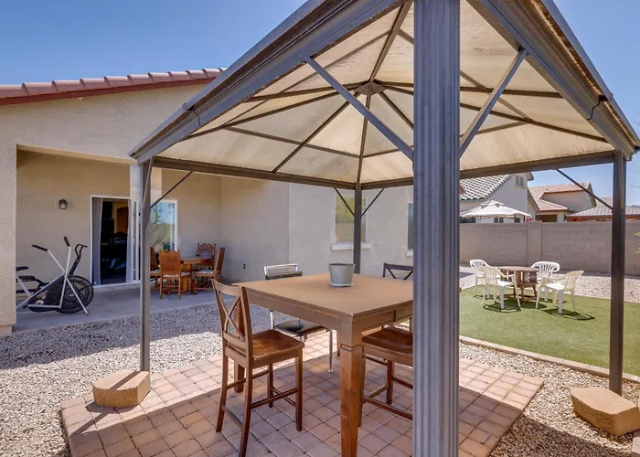 Holiday home 7 Mi To Dtwn: Spacious W/ Patio Phoenix