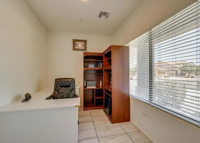 7 Mi To Dtwn: Spacious W/ Patio Phoenix