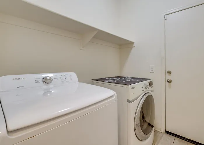 Holiday home 7 Mi To Dtwn: Spacious W/ Patio Phoenix