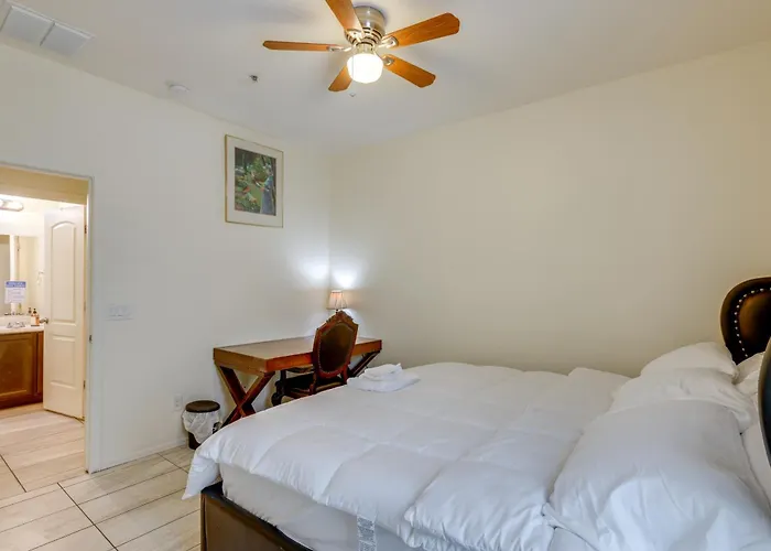 Holiday home 7 Mi To Dtwn: Spacious W/ Patio Phoenix