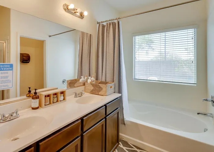 7 Mi To Dtwn: Spacious W/ Patio Holiday home *